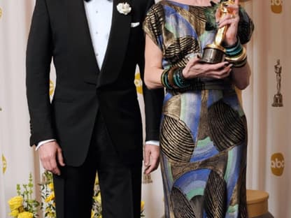 Tom Ford stellt sich mit Oscar-Gewinnerin Sandy Powell fürs Foto auf. Sie gewann einen Award für die beste Kostümausstattung