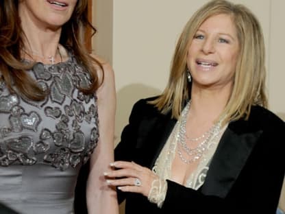 Frauenpower! Kathryn Bigelow und Barbra Streisand feiern den ersten Regie-Oscar für eine Frau. In ihrer Rede sagte Streisand, dass die Zeit endlich gekommen sei