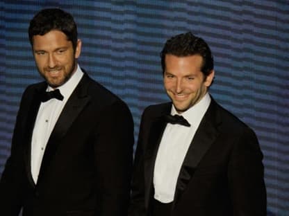 Gerard Butler und Bradley Cooper betreten die Oscar-Bühne. Viele Frauenherzen schlagen in dem Moment höher