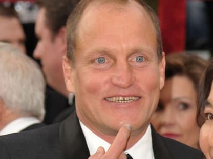 Schauspieler Woody Harrelson scherzt mit den Reportern vor dem Kodak Theatre