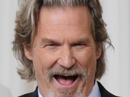 Es war sein Abend! Jeff Bridges freut sich über die Oscar-Anerkennung. Endlich hat darf er einen "Goldjungen" mit nach Hause nehmen