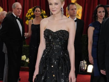 Auch Carey Mulligan war 2010 für einen Academy Award nominiert. Der Preis ging schließlich an Sandra Bullock, doch die "An Education"-Darstellerin braucht nicht traurig zu sein: Für ihr schwarzes Prada-Kleid mit "Raso-Doppio-Tec"-Schleppe und ihren frechen Pixie-Schopf erhält sie von uns eine Style-Auszeichnung. Audrey Hepburn wäre auch begeistert gewesen