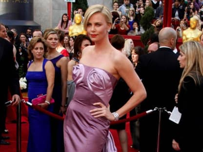 Sag es doch durch die Blume: Charlize Theron schritt in einer Dior-Kreation mit floralem Bustier über den roten Teppich des Kodak Theatres in Los Angeles. Die 34-jährige Südafrika-Schönheit war, wie viele andere Stars auch, Laudatorin eines Academy Awards