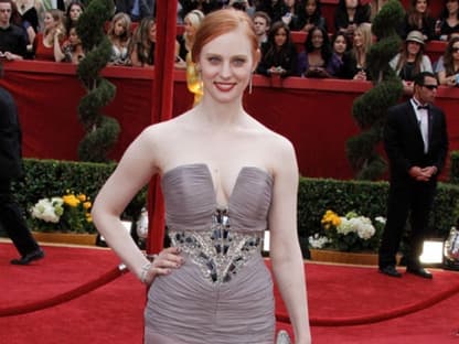 Die fatale Kombination aus (zu) tiefem Dekolleté und (zu) hohem Schlitz erwies sich als ungeschickt für "True Blood"-Star Deborah Ann Woll. Da konnte selbst die paillettierte Mitte nichts mehr retten. Ohje, etwa ein Fashion-Fauxpas?