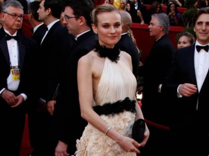 Diane Kruger kam gleich mit dem ganzen Cast von "Inglorious Bastards". Wie schon so oft kam Diane in Chanel. Es gibt wohl keine andere Frau, die sich freiwillig Rüschen um die Körpermitte drapieren lässt. Doch Diane und Karl Lagerfeld wissen genau, was sie tun