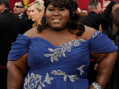 "Precious"-Shootinstar Gabourey Sidibe bewies in einer azurblauen Robe von Marchesa mit floralen Appliquées, dass Eleganz nichts mit Kleidergröße zu tun hat. Der Schmuckausstatter der 26-jährigen Schauspielerin war Lorraine Schwartz