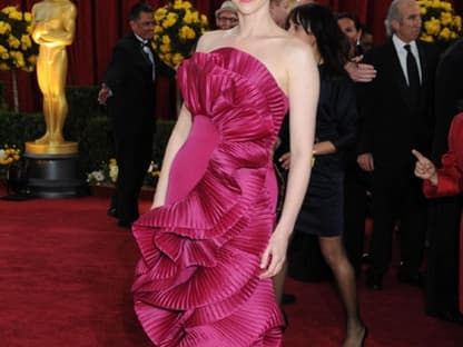 Endlose Volants: Schauspielerin Vera Farmiga entschied sich für ein extravagantes Kleid in Fuchsia von Marchesa