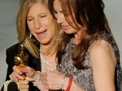 Der größte Jubel! Zum ersten Mal in der Geschichte der Oscars konnte eine Frau den Preis für die beste Regie abräumen. Kathryn Bigelow nahm den Oscar von Barbra Streisand entgegen