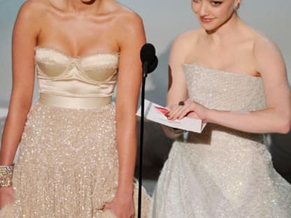 Miley Cyrus und Amanda Seyfried übergeben den Oscar für den besten Film-Song