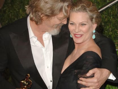 Er kann sein Glück kaum fassen: Jeff Bridges freut sich gemeinsam mit Ehefrau Susan über seine Auszeichnung als bester Schauspieler