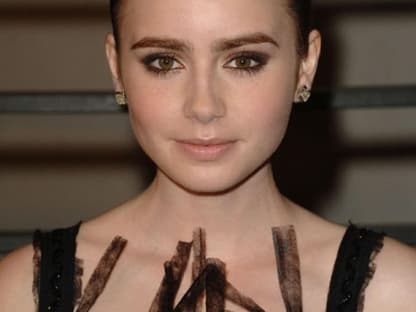 Lily Collins, Tochter von Musiker Phil Collins, zeigte sich ebenfalls auf dem roten Teppich 