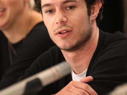 Adam Brody kennt man noch aus der TV-Serie "OC California". Jetzt spielt er an der Seite von Hollywood-Schönheit Megan Fox