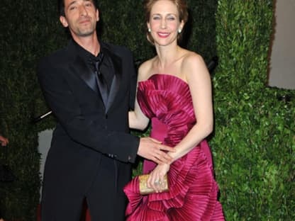 Adrien Brody spaßt mit Vera Farmiga herum