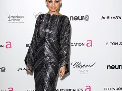 Seine Ehefrau Nicole Richie zeigte sich wieder einmal äußerst stilsicher, als sie mit dieser eleganten Robe über den roten Teppich schritt