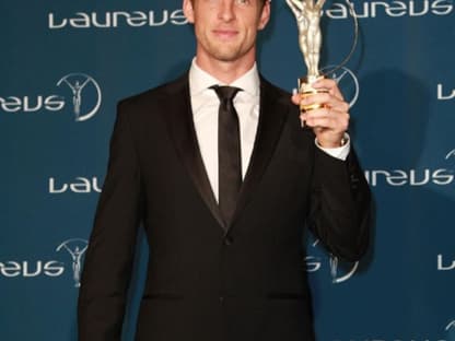 Stolz wie Oskar! Formel-1-Fahrer Jenson Button hält seinen Laureus-Award hoch. Er erhielt den "Laureus Breakthrough of the Year"-Preis