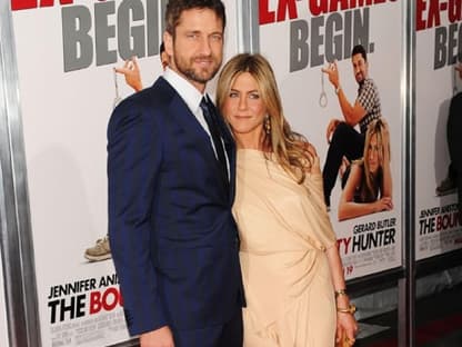 Jennifer Aniston schmiegt sich an ihren Filmkollegen Gerard Butler