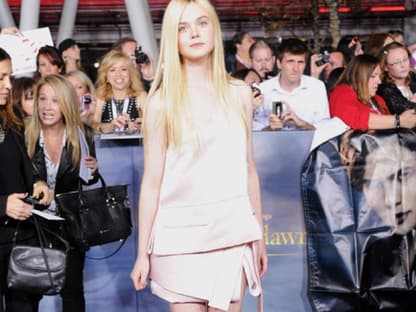 Ihre Schwester Elle Fanning stahl allen die Show und lief in einem sehr gewöhnungsbedürftigen Outfit über den Roten Teppich