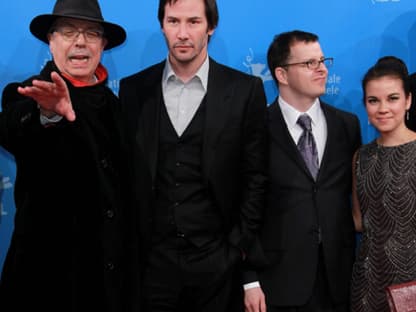 Festival Direktor Dieter Kosslick begrüßte Keanu Reeves und Regisseur Christopher Kenneally mit dessen Partnerin Adeline Navarro beim Photocall zu "Side by Side"