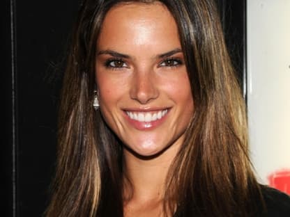 Umwerfend schön: Supermodel Alessandra Ambrosio schwebte ausnahmsweise ohne "Victorias Secret"-Flügel über den roten Teppich