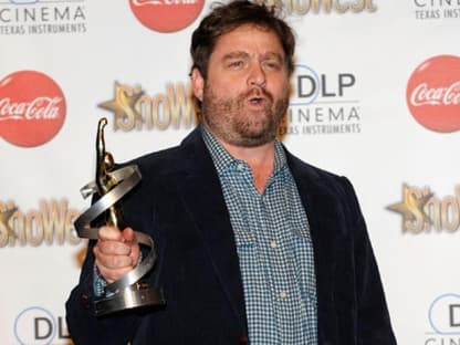 Zach Galifianakis durfte sich über eine Auszeichnung als "Komiker des Jahres" freuen. Gratulation!