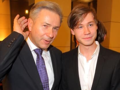 Klaus Wowereit und Schauspieler David Kross in Berlin Mitte