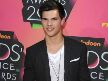 Er war der große Gewinner: Taylor Lautner wählten die Kids zum Besten Schauspieler. Außerdem ehrte die junge Jury ihn und Kristen Stewart zum schönsten Film-Liebespaar als Jacob und Bella in "Twilight"