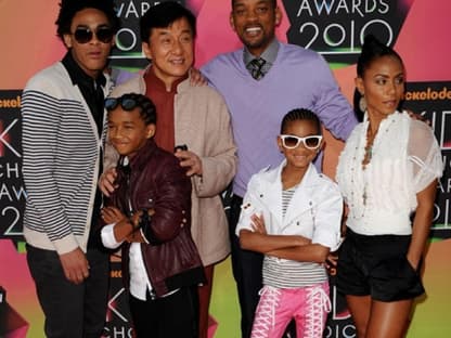 Coole Familienbande: Will Smith mit seiner Frau Jada und den drei gemeinsamen Kindern. Hollywood-Star Jackie Chan mischte sich unter das Familienbild