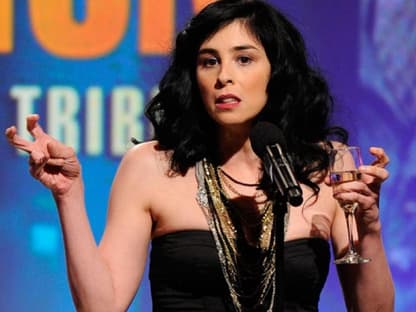 Sarah Silverman stieß mit einem Glas Champagner direkt auf der Bühne an. Obwohl sie wohl der Meinung war, dass Matt Damon den Ehrenpreis nicht verdiene, nahm dieser den Award freudestrahlend entgegen