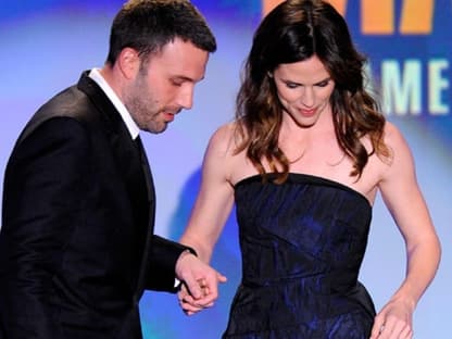 Ben Affleck hilft seiner Frau Jennifer Garner auf die Bühne