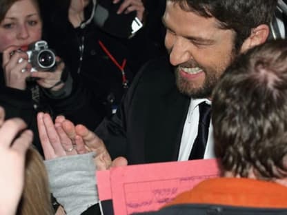 Auch Kollege Gerard Butler erfüllte gut gelaunt Foto- und Autogrammwünsche der Fans