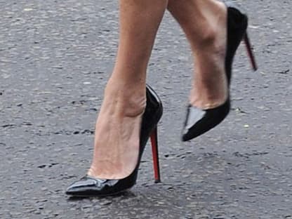 Zu diesem Anlass entschied sie sich nicht für Schuhe des verstorbenen Designers - sondern für Christian Louboutin