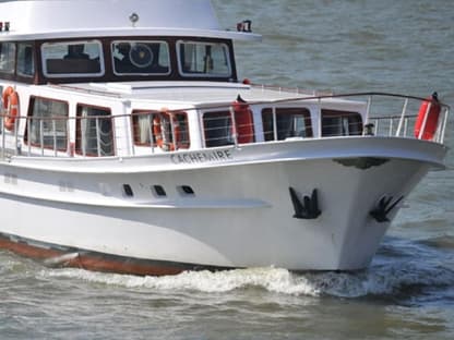 Auf diesem Boot genoss das Paar die Frühlingssonne in der Stadt der Liebe