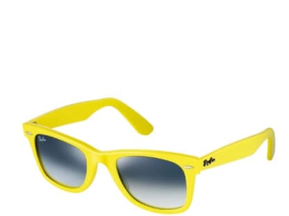 Sonnenschein: In sattem Gelb mit der Sonne um die Wetter strahlen. "Wayfarer" von Ray-Ban, ca. 130 Euro