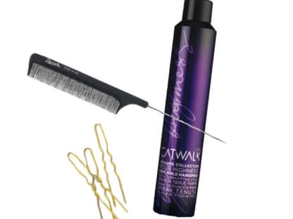 Damit alles hält: Volumenspray "Catwalk Your Highness - Firm Hold Hairspray" von Tigi, 300 ml 
ca. 17 Euro; Haarnadeln 
für Blondinen, aus der Drogerie, ca. 2 Euro; Nadel-Stielkamm zum Toupieren, aus der Drogerie, ca. 
5 Euro