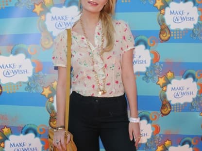 Blumenkranz im Haar: Schauspielerin Mischa Barton greift den Frühling auch im Haar-Styling auf. Diesen März kam sie so zum Make-a-Wish-Foundationevent nach Kalifornien 