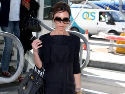 Chic wie immer: Victoria Beckham am Flughafen von Heathrow. Auf die jetzige Jahreszeit freut sich Victoria ganz besonders: Kleider dürfen mit einer leichten Strumpfhose getragen werden 