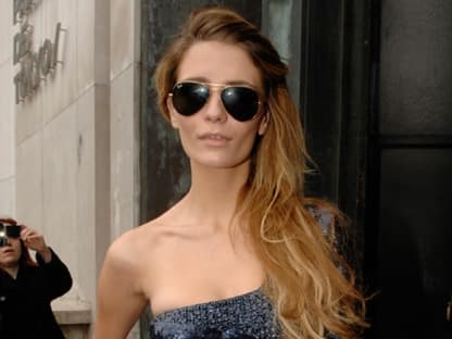 Sexy! Serien-Star Mischa Barton kam zu einer Elie-Saab-Modenschau in einem schimmernden Kleid. Die Pilotensonnenbrille rundete ihren eleganten Look ab - Cool
