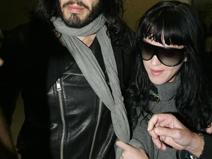 Russell Brand und Katy Perry wollen dieses Jahr noch heiraten. Im Sonnenbrillen-Partnerlook kommen sie am Los Angeles International Airport an