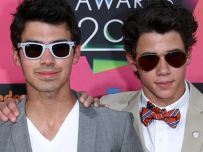 Joe Jonas und Nick Jonas der Band "The Jonas Brothers" trugen zu den diesjährigen Kids Choice Awards Sonnenbrillen der Kultmarke Ray Ban