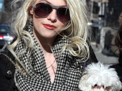 Gossip-Girl-Darstellerin Taylor Momsen wird täglich am Set gestylt. Klar, dass auch sie auf eine modische Sonnenbrille nicht verzichten kann