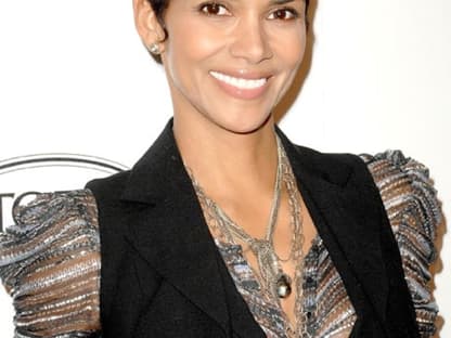 Halle Berry kam mit einem zurückhaltenden Make-up ... 