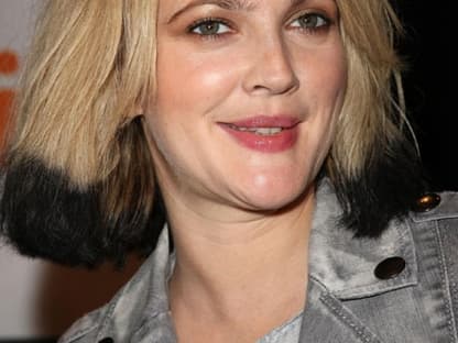 Was ist nur mit Drew Barrymore los?
Die Schauspielerin, die eigentlich für ihren stylischen Look bekannt ist, präsentierte in Kanada ihre neue Frisur