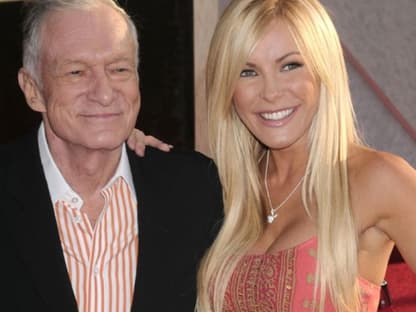 Lieben tun sich diese beiden anscheinend auch: "Playboy"-Gründer Hugh Hefner mit einer seiner Freundinnen Crystal Harris 