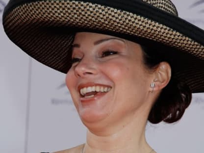 Fran Drescher lacht - und keine Falte ist zu sehen. Benutzt die Schauspielerin nur die richtige Creme oder hat etwa der Schönheits-Chirurg nachgeholfen?