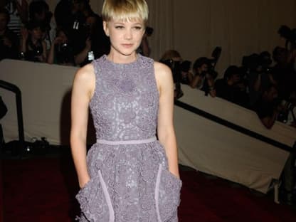 Carey Mulligan bezauberte in einem ärmellosen Kleid von Miu Miu mit großen Seitentaschen 