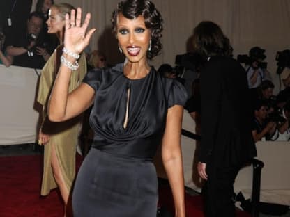 Supermodel Iman winkt gut gelaunt in die Kameras