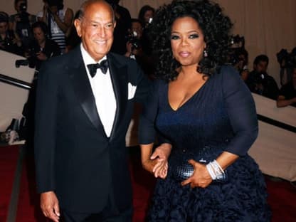 Oprah Winfrey in tiefblauer Robe