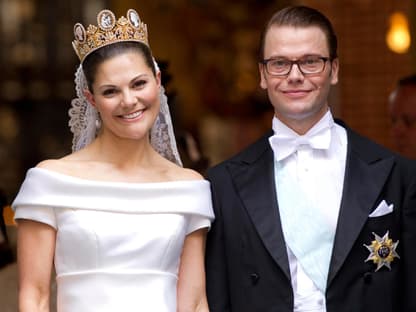 Es war die Traumhochzeit 2010: Kronprinzessin Victoria von Schweden heiratet ihren ehemaligen Fitness-Trainer Daniel Westling. OK! zeigt Ihnen alle weiteren absoluten royalen Traumhochzeiten!