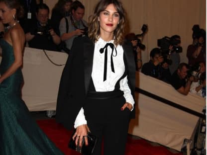 It-Girl Alexa Chung entschied sich gegen ein klassisches Gala-Outfit und trug einen Hosenanzug mit Hosenträgern und Kragenschleife