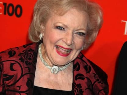 Auch das ehemalige "Golden Girl" Betty White (Platz 79) zeigte sich gut gelaunt auf dem roten Teppich des Time Warner Centers